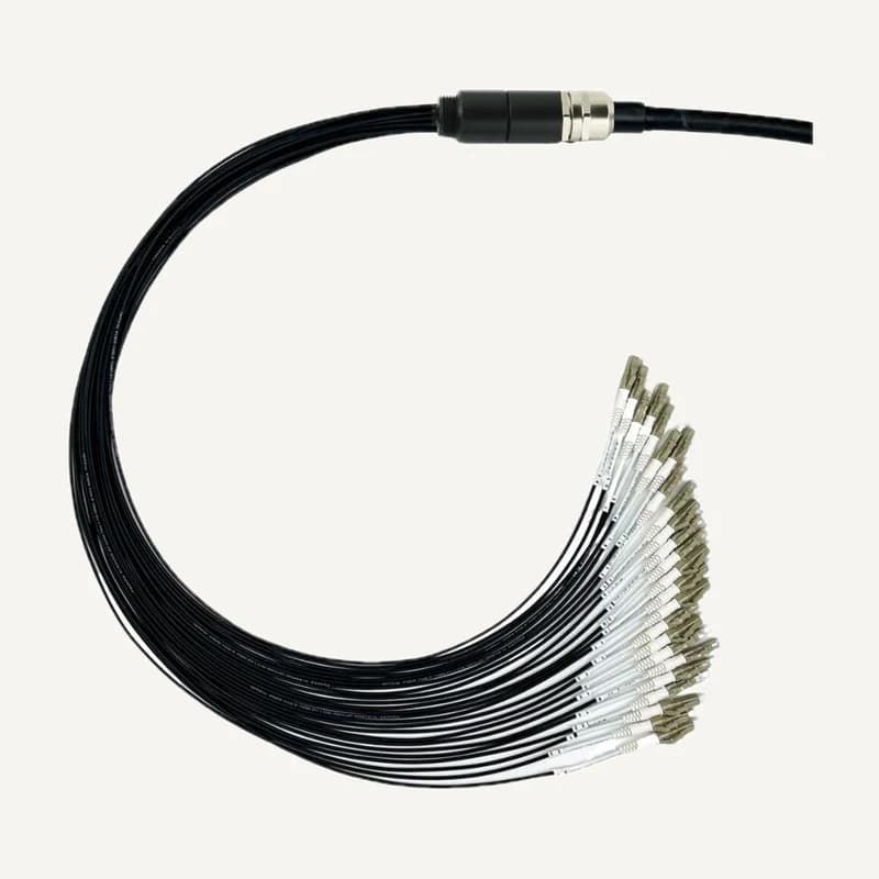 Illustration de gamme — Photo de famille : assemblage fibre armé CST préconnectorisé Leader Optec, présenté en section. Les connecteurs sont ceux de l’exemple source ; leur fourniture avec le câble en stock n’est pas confirmée. Fabricant, configuration des fibres, longueur et conditionnement exacts restent à confirmer. Le câble entrant continue hors du cadre de la photo originale ; aucun câble entier ni nombre de fibres du stock n’est confirmé.