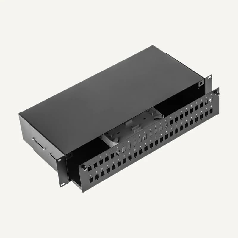 Illustration de gamme — GI-FOPAN-LC48 — Fiber optic patch pannel equipe DE 48 ports SC simplex equipe DE 12 coupleurs SC + 12 pigtails OM2+ 12 smoovs
