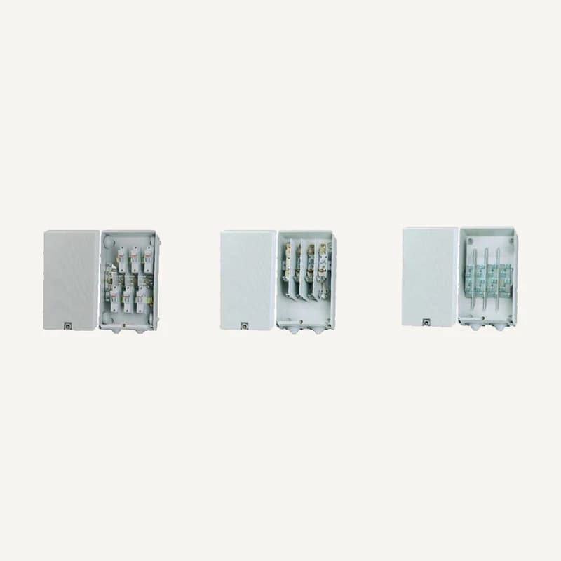 Illustration de gamme — Photos de famille : trois coffrets de façade Ingelec (exemples 2604/02, 2604/04 et 2605/06). La configuration et le contenu exacts du stock IN2604/04 ne sont pas confirmés ; les trois coffrets ne représentent pas une quantité commandée.