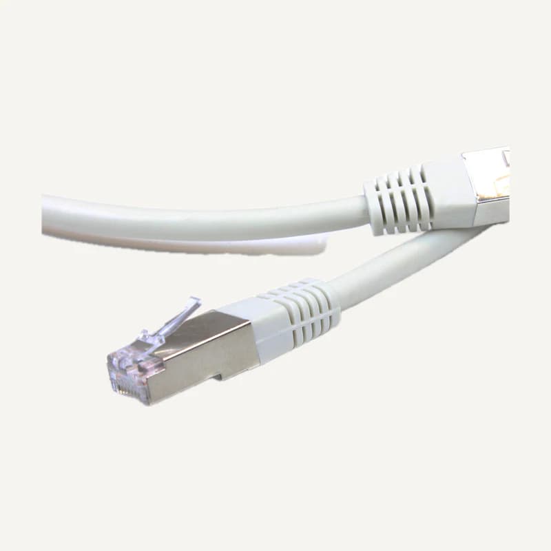 Illustration de gamme — Visuel représentatif — cordon réseau RJ45 gris blindé. Modèle, variante et configuration exacte du stock non confirmés.